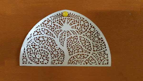 紙張激光鏤空機是專門為紙制品工業研制的新型加工設備